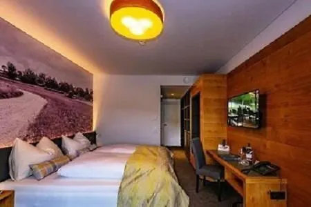 Hausschachen Hotel *