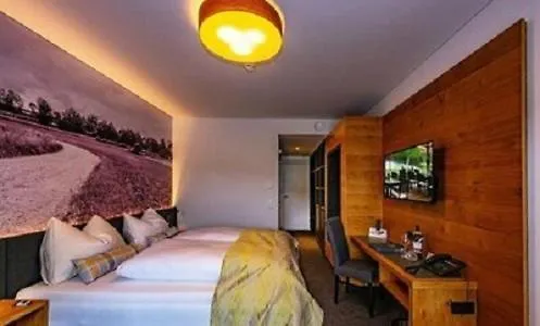 Hausschachen Hotel *